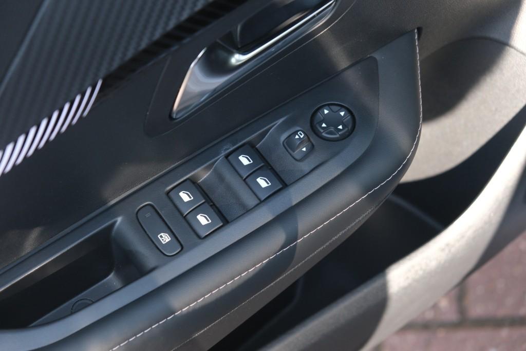 Peugeot 208 1.2 PureTech 100pk Allure | Navi | App Connect | Climate | Cruise | Camera | Dodehoek | PDC afbeelding 24
