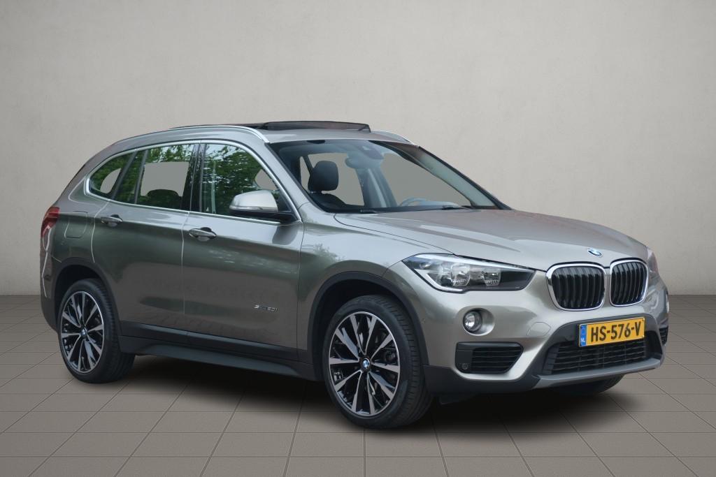 BMW X1 sDrive20i 192pk Aut. Essential | Navi | Climate | Panoramadak | Camera | Elektrische Achterklep | PDC afbeelding 1