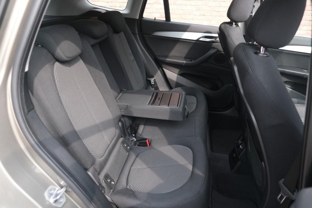BMW X1 sDrive20i 192pk Aut. Essential | Navi | Climate | Panoramadak | Camera | Elektrische Achterklep | PDC afbeelding 3