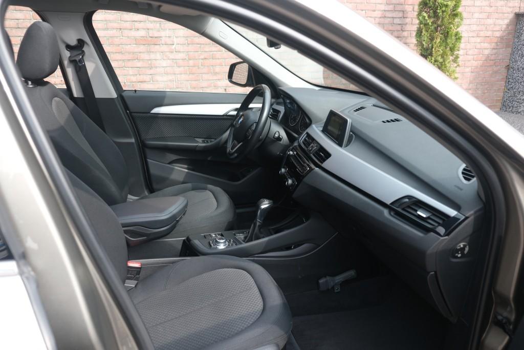 BMW X1 sDrive20i 192pk Aut. Essential | Navi | Climate | Panoramadak | Camera | Elektrische Achterklep | PDC afbeelding 4