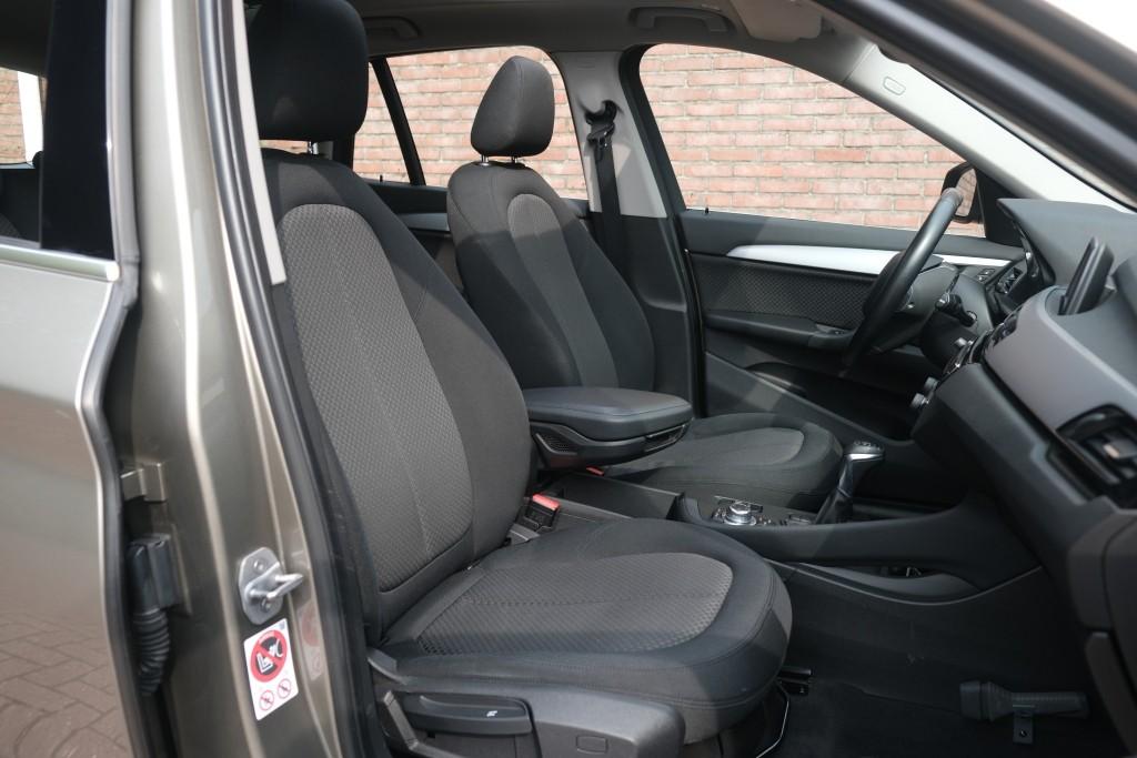 BMW X1 sDrive20i 192pk Aut. Essential | Navi | Climate | Panoramadak | Camera | Elektrische Achterklep | PDC afbeelding 6