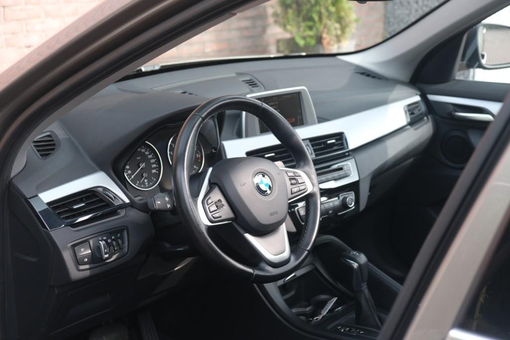 BMW X1 sDrive20i 192pk Aut. Essential | Navi | Climate | Panoramadak | Camera | Elektrische Achterklep | PDC afbeelding 8