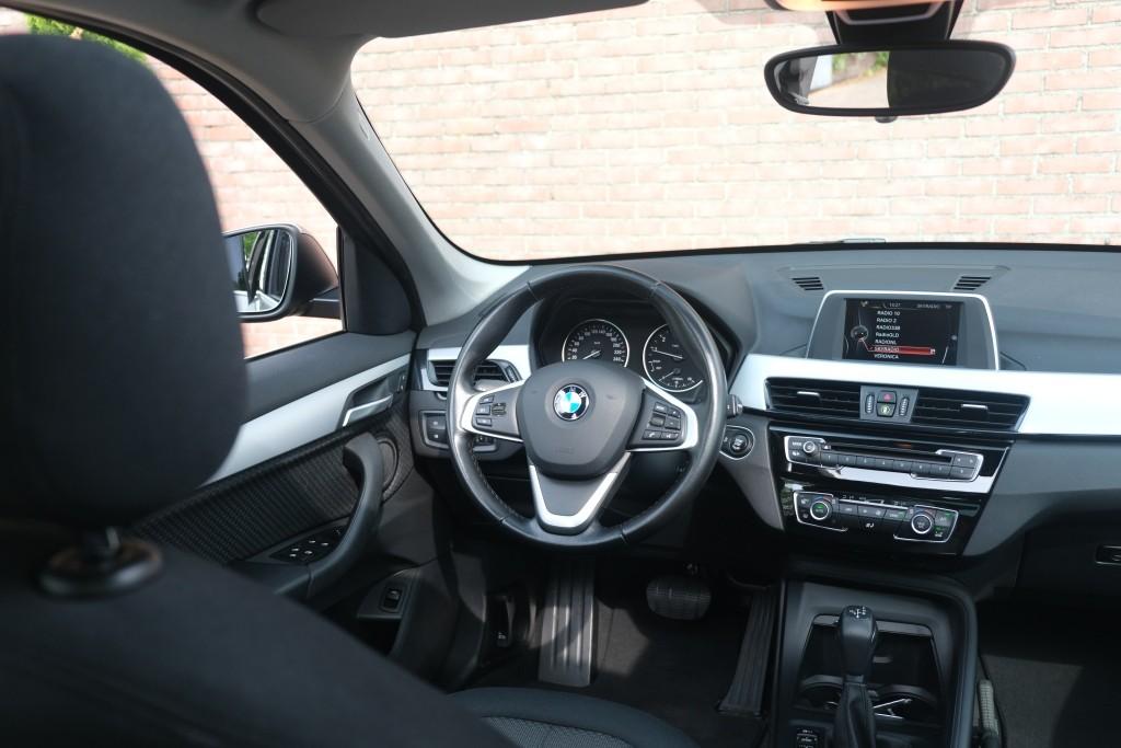 BMW X1 sDrive20i 192pk Aut. Essential | Navi | Climate | Panoramadak | Camera | Elektrische Achterklep | PDC afbeelding 12