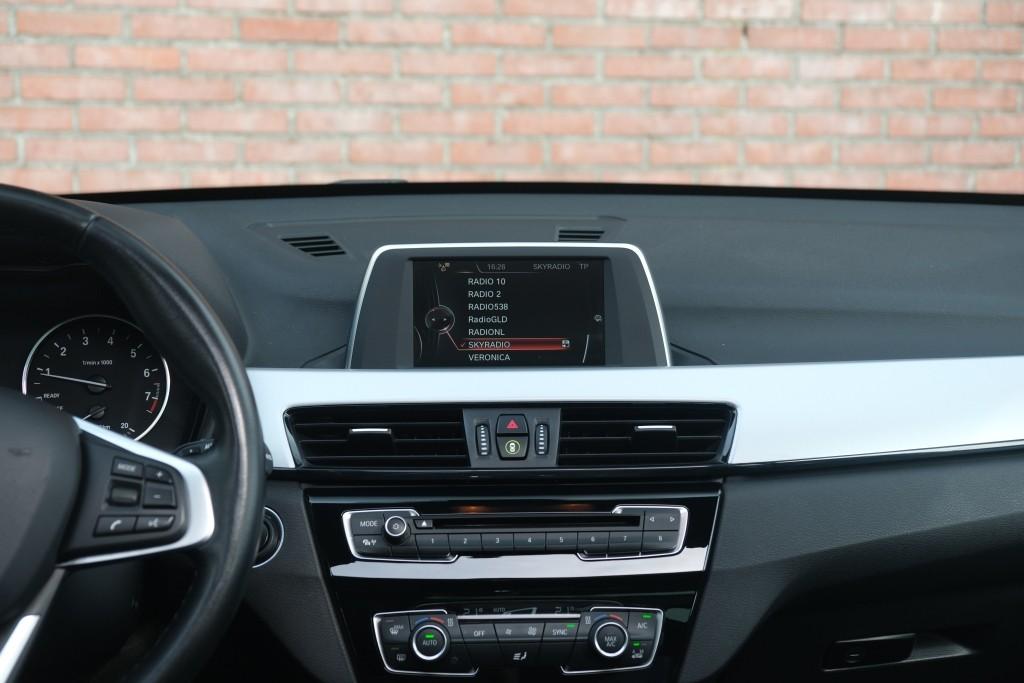 BMW X1 sDrive20i 192pk Aut. Essential | Navi | Climate | Panoramadak | Camera | Elektrische Achterklep | PDC afbeelding 16