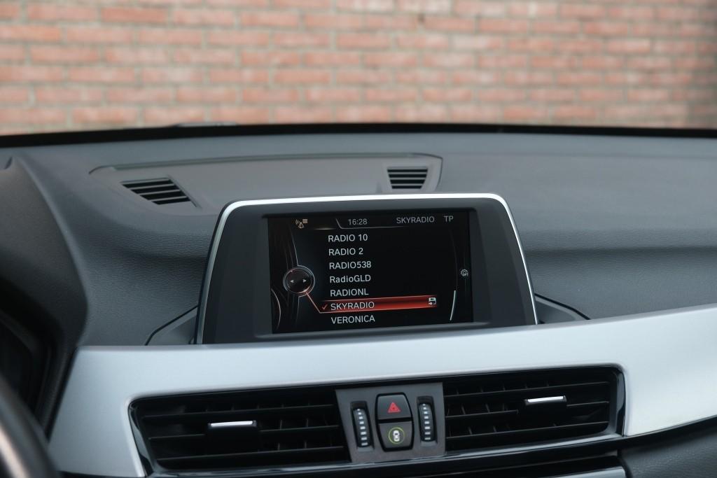 BMW X1 sDrive20i 192pk Aut. Essential | Navi | Climate | Panoramadak | Camera | Elektrische Achterklep | PDC afbeelding 17