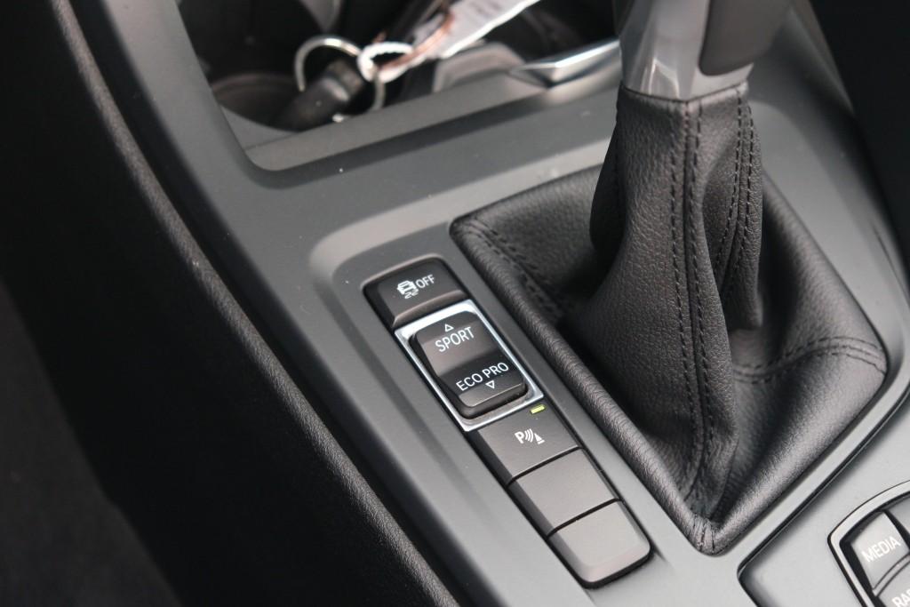 BMW X1 sDrive20i 192pk Aut. Essential | Navi | Climate | Panoramadak | Camera | Elektrische Achterklep | PDC afbeelding 25