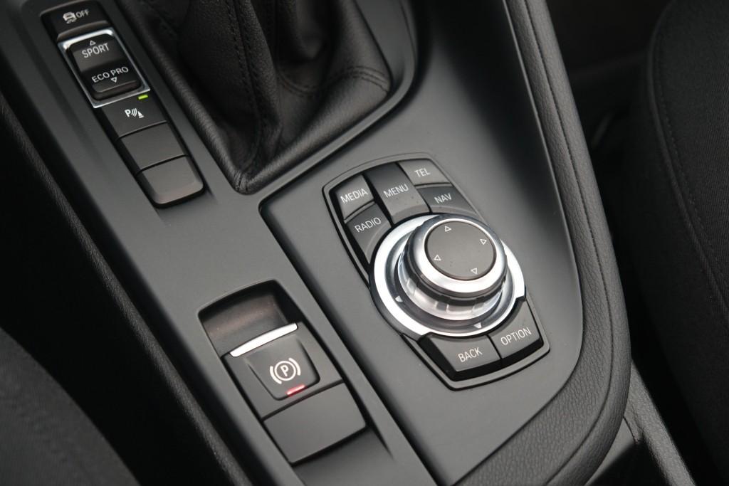BMW X1 sDrive20i 192pk Aut. Essential | Navi | Climate | Panoramadak | Camera | Elektrische Achterklep | PDC afbeelding 26
