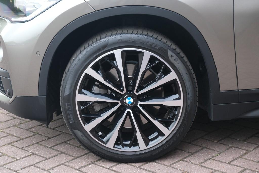 BMW X1 sDrive20i 192pk Aut. Essential | Navi | Climate | Panoramadak | Camera | Elektrische Achterklep | PDC afbeelding 30