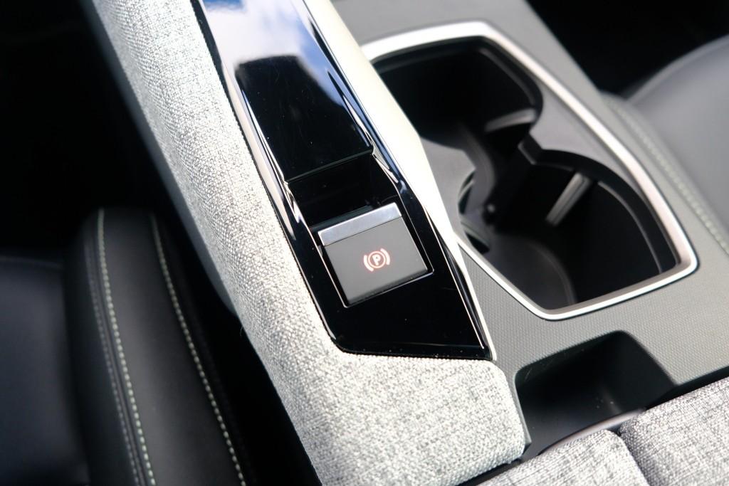 Peugeot 5008 1.2 Hybrid 145pk e-DCS6 GT 7 Persoons | Navi | App Connect | Adaptive Cruise | Panoramadak | Camera | Keyless | Stoelverwarming | Elektrische Achterklep | PDC afbeelding 24