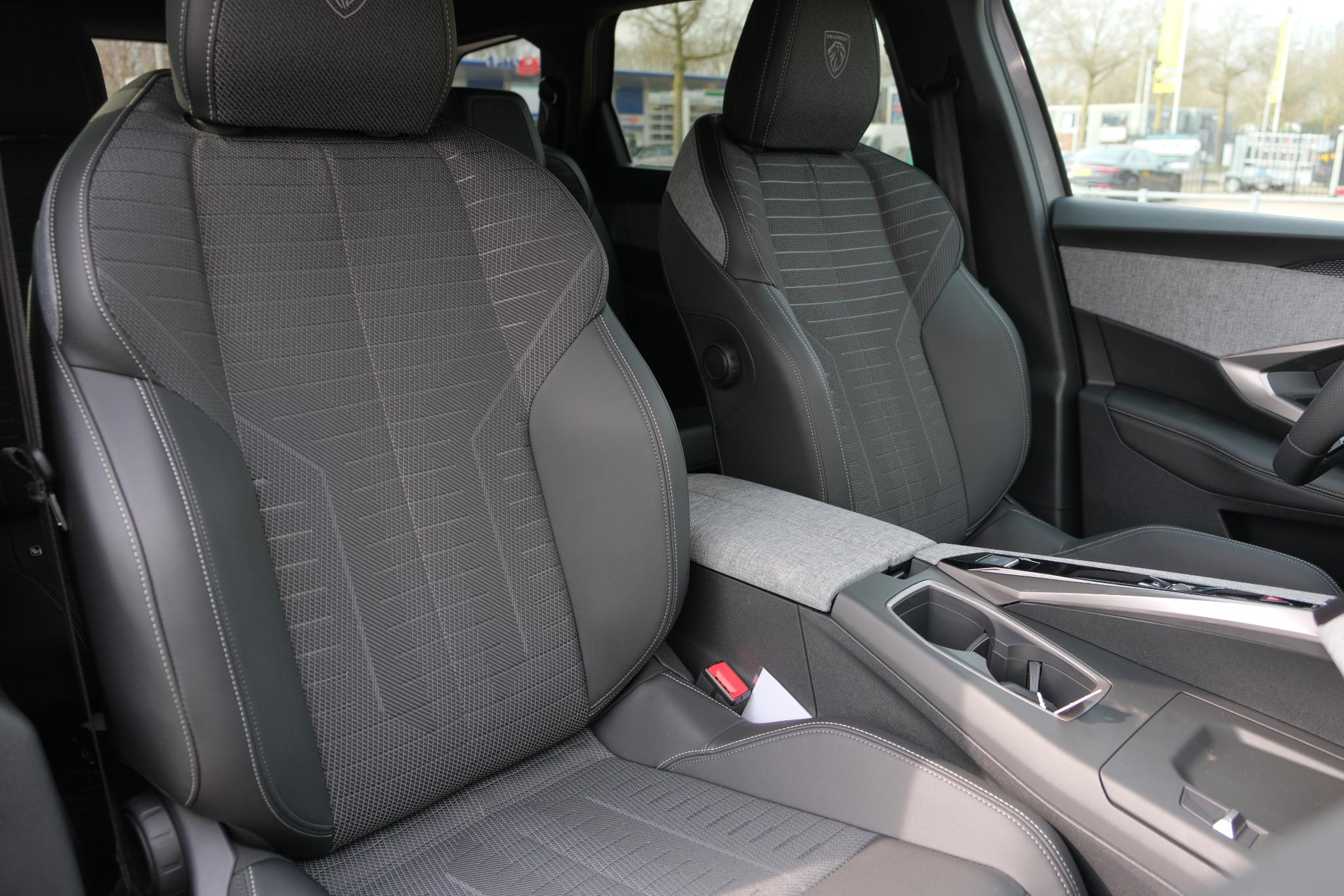 Peugeot 5008 1.2 Hybrid 145pk e-DCS6 GT 7 Persoons | Navi | App Connect | Adaptive Cruise | Panoramadak | Camera | Keyless | Stoelverwarming | Elektrische Achterklep | PDC afbeelding 8