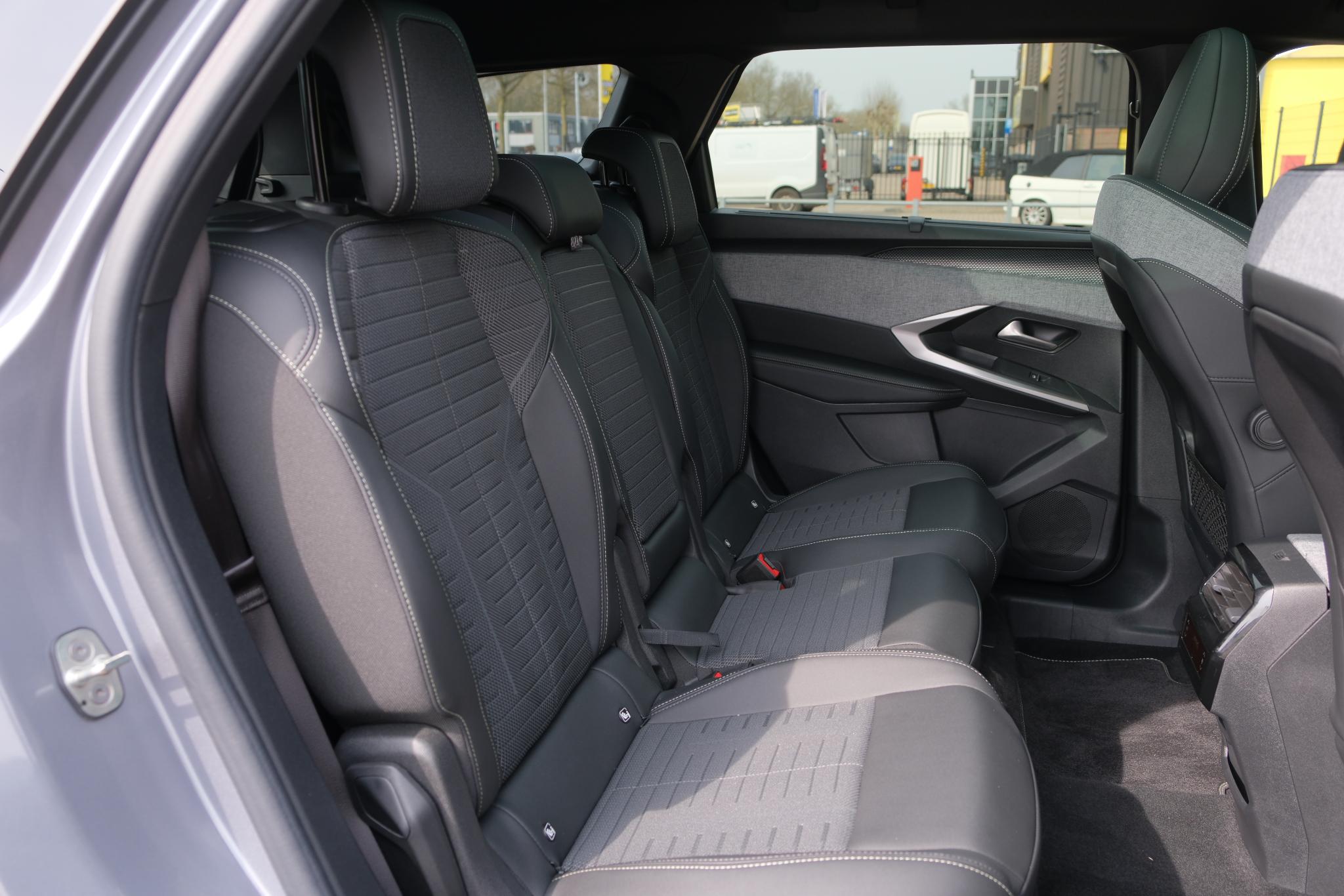 Peugeot 5008 1.2 Hybrid 145pk e-DCS6 GT 7 Persoons | Navi | App Connect | Adaptive Cruise | Panoramadak | Camera | Keyless | Stoelverwarming | Elektrische Achterklep | PDC afbeelding 10