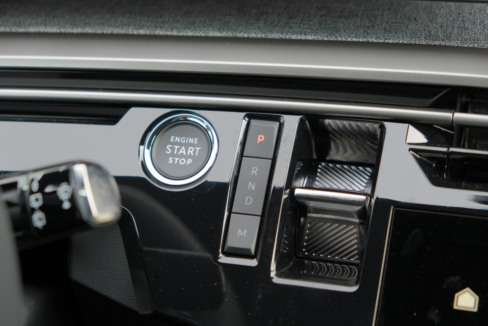 Peugeot 5008 1.2 Hybrid 145pk e-DCS6 GT 7 Persoons | Navi | App Connect | Adaptive Cruise | Panoramadak | Camera | Keyless | Stoelverwarming | Elektrische Achterklep | PDC afbeelding 16