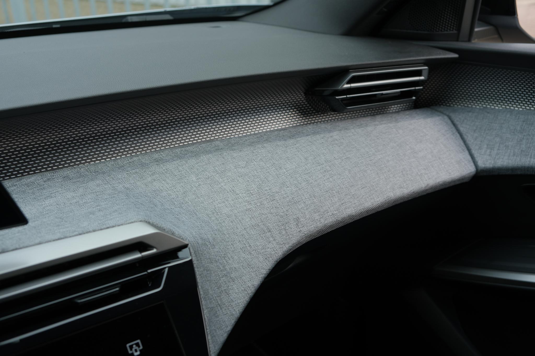 Peugeot 5008 1.2 Hybrid 145pk e-DCS6 GT 7 Persoons | Navi | App Connect | Adaptive Cruise | Panoramadak | Camera | Keyless | Stoelverwarming | Elektrische Achterklep | PDC afbeelding 19