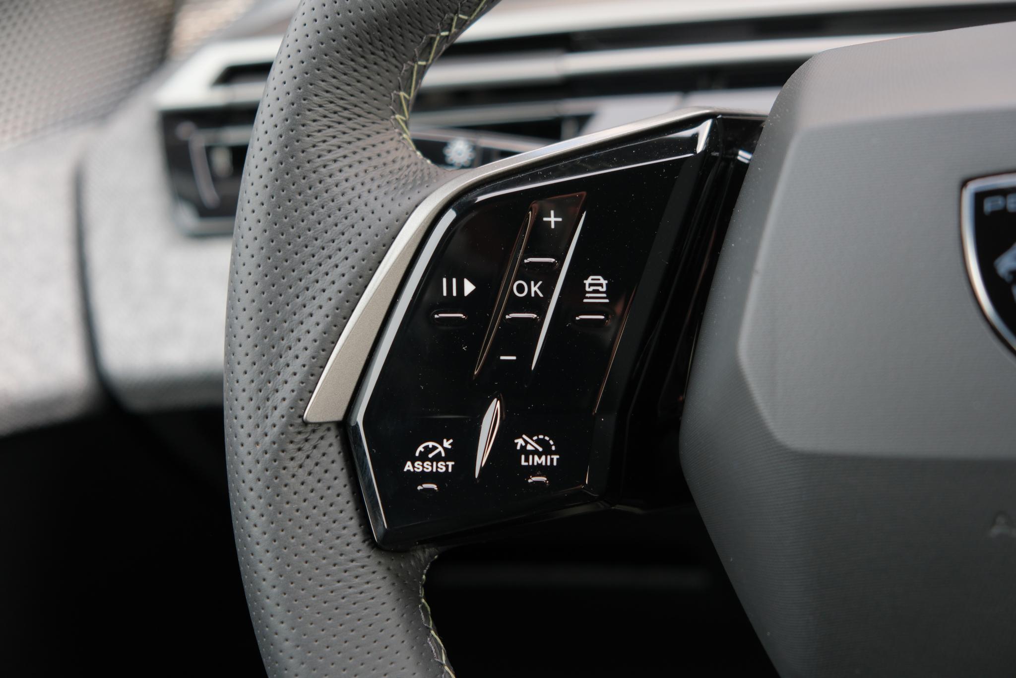 Peugeot 5008 1.2 Hybrid 145pk e-DCS6 GT 7 Persoons | Navi | App Connect | Adaptive Cruise | Panoramadak | Camera | Keyless | Stoelverwarming | Elektrische Achterklep | PDC afbeelding 22