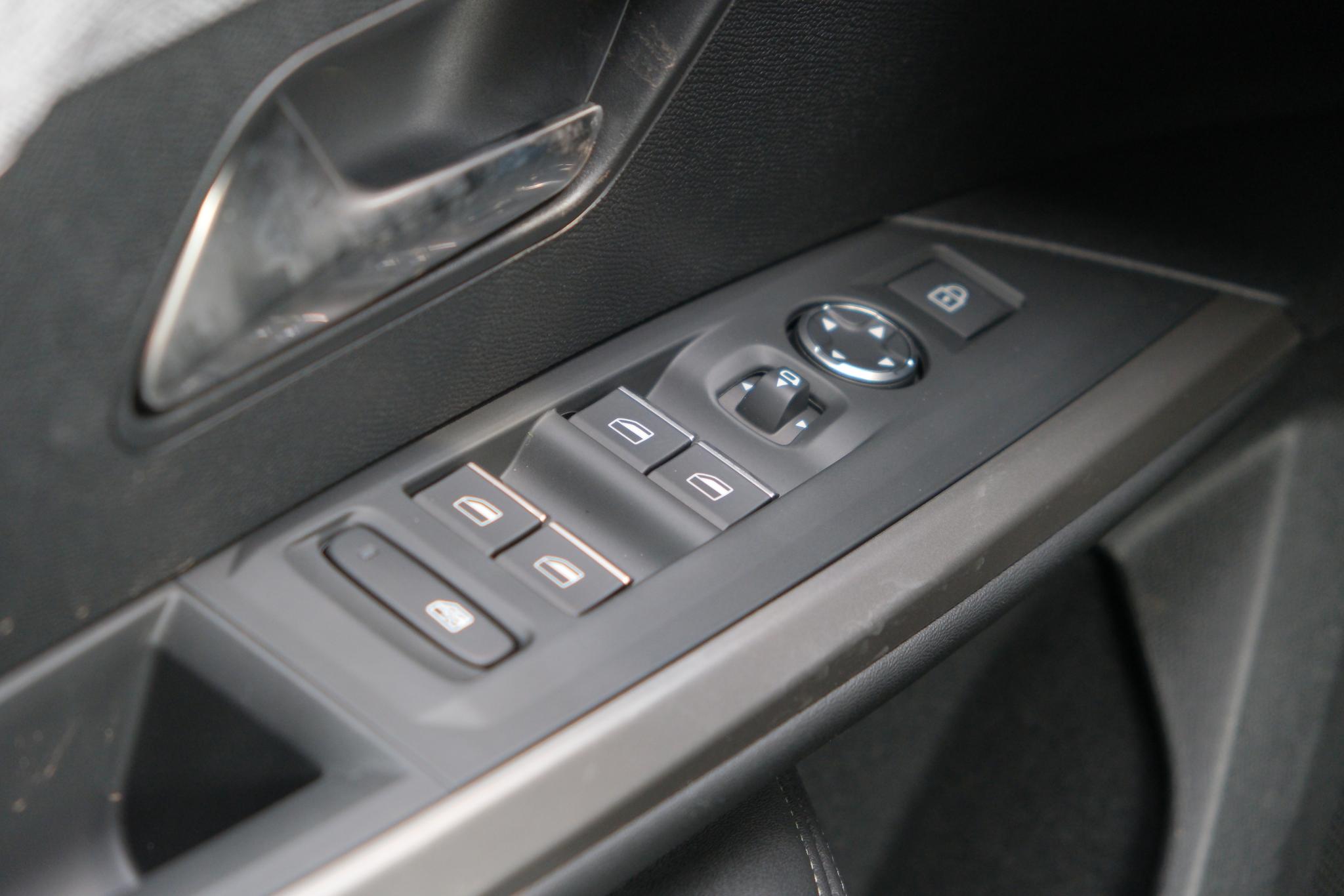 Peugeot 5008 1.2 Hybrid 145pk e-DCS6 GT 7 Persoons | Navi | App Connect | Adaptive Cruise | Panoramadak | Camera | Keyless | Stoelverwarming | Elektrische Achterklep | PDC afbeelding 24