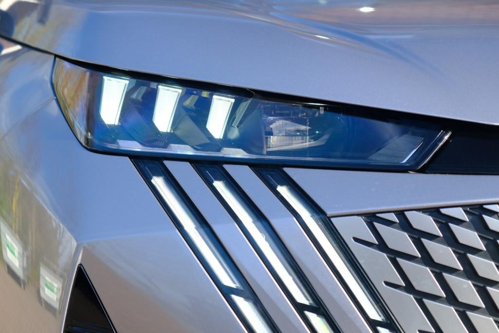 Peugeot 5008 1.2 Hybrid 145pk e-DCS6 GT 7 Persoons | Navi | App Connect | Adaptive Cruise | Panoramadak | Camera | Keyless | Stoelverwarming | Elektrische Achterklep | PDC afbeelding 36