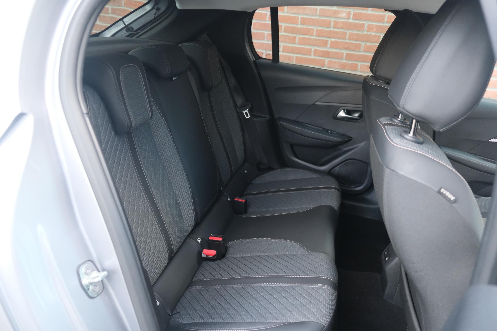 Peugeot 208 1.2 PureTech 100pk Allure | Navi | App Connect | Climate | Cruise | Camera | Dodehoek | PDC afbeelding 3