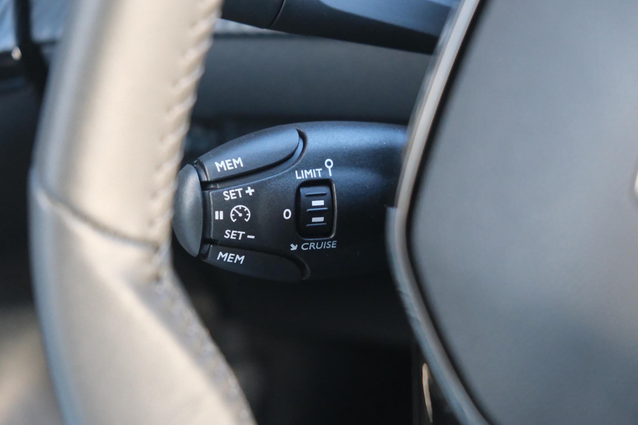 Peugeot 208 1.2 PureTech 100pk Allure | Navi | App Connect | Climate | Cruise | Camera | Dodehoek | PDC afbeelding 10