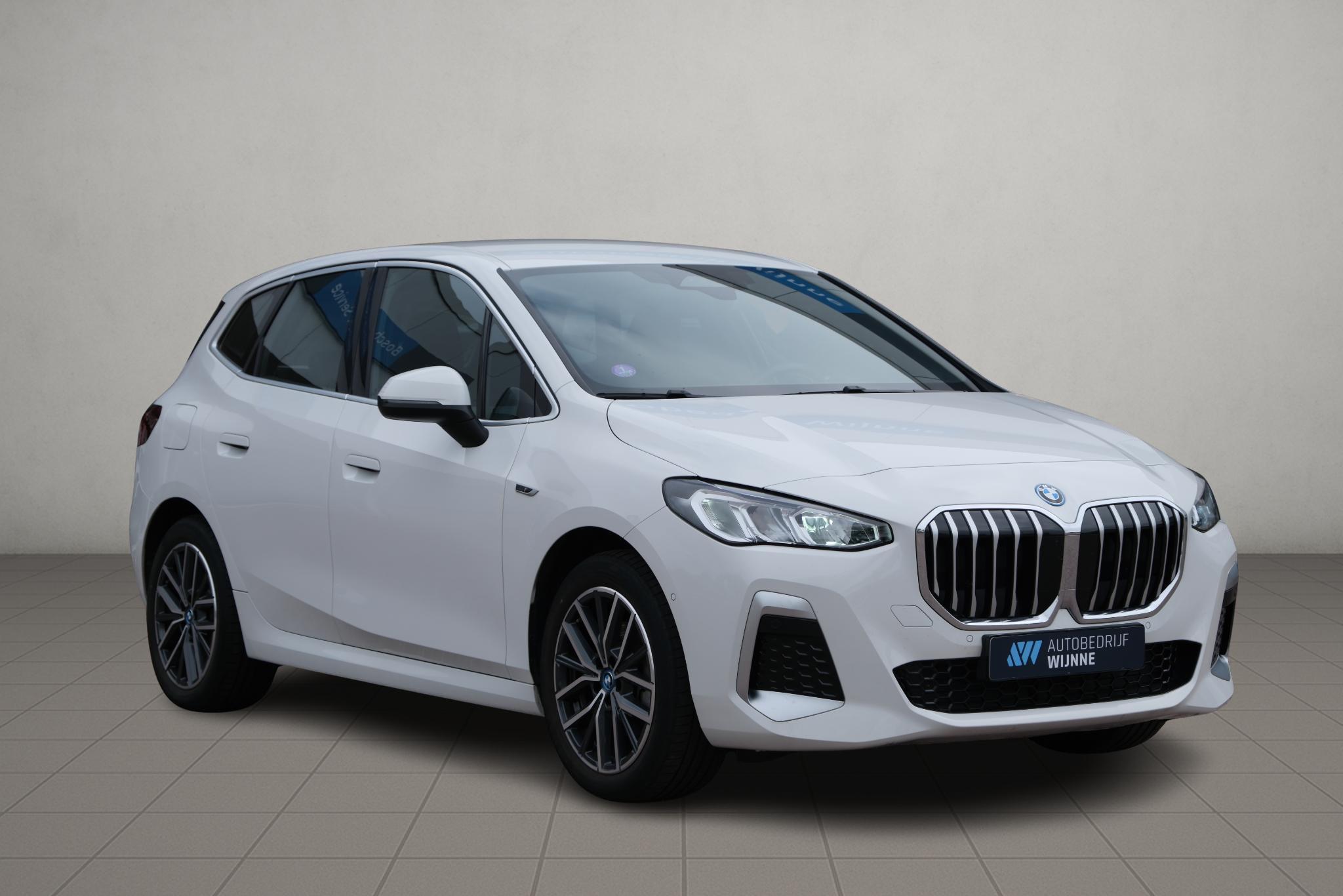 BMW 2 Serie Active Tourer 225e xDrive 245pk M Sport | Navi | App Connect | Climate | Camera | Stoelverwarming | Elektrische Achterklep | Alcantara afbeelding 1