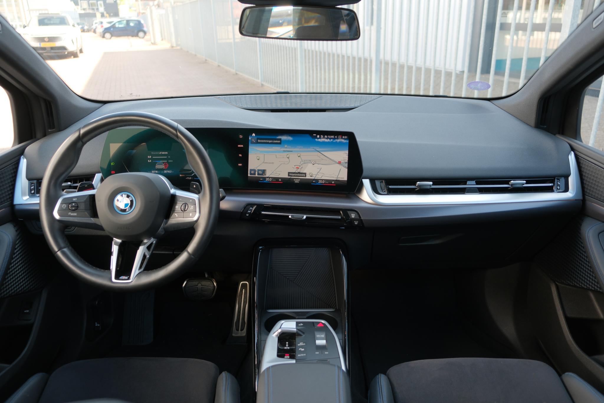 BMW 2 Serie Active Tourer 225e xDrive 245pk M Sport | Navi | App Connect | Climate | Camera | Stoelverwarming | Elektrische Achterklep | Alcantara afbeelding 2