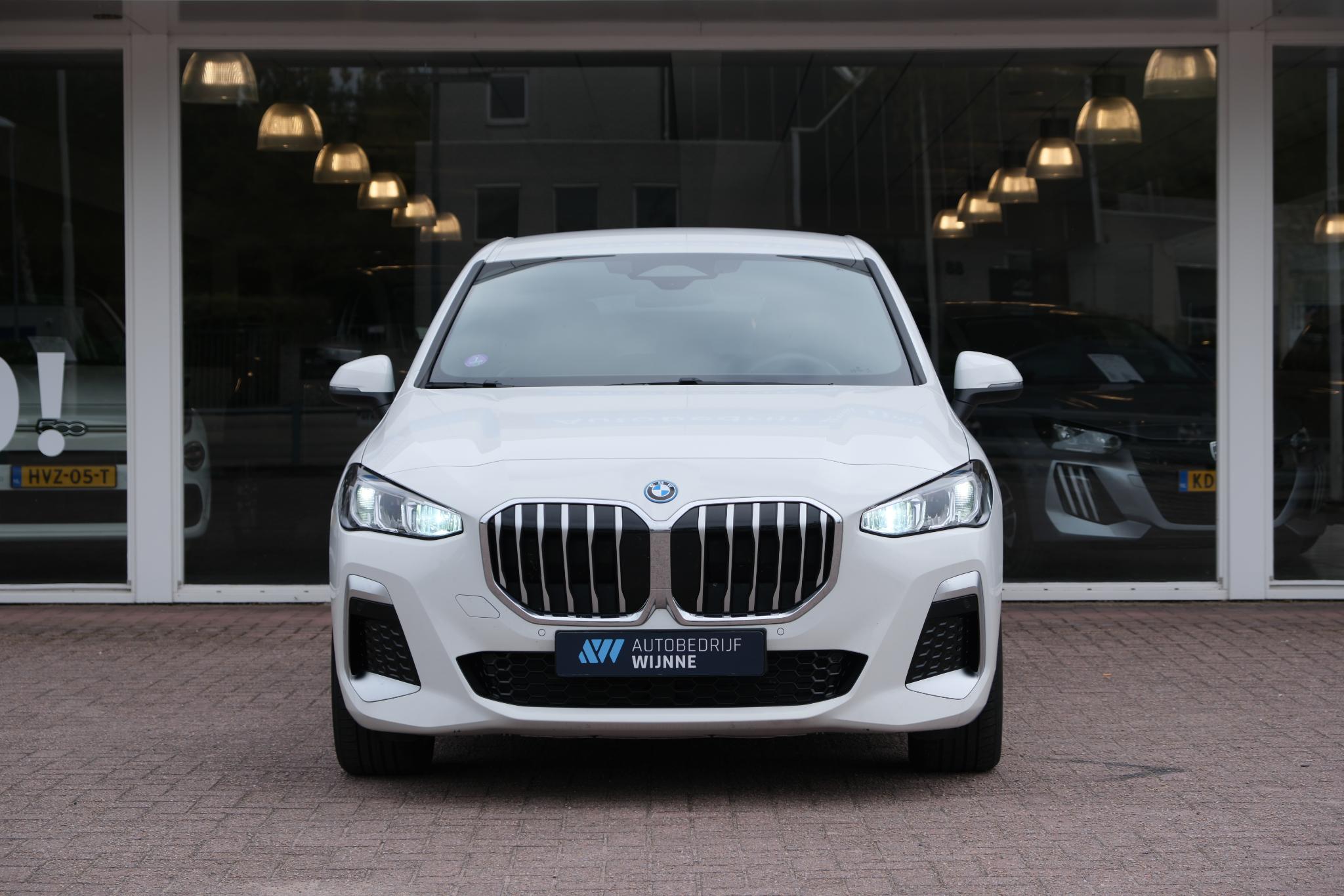 BMW 2 Serie Active Tourer 225e xDrive 245pk M Sport | Navi | App Connect | Climate | Camera | Stoelverwarming | Elektrische Achterklep | Alcantara afbeelding 3