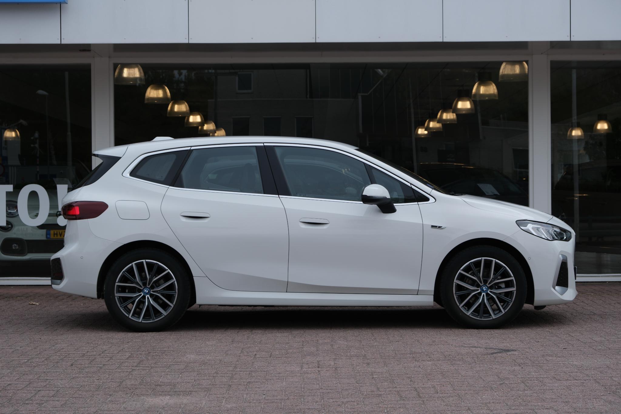 BMW 2 Serie Active Tourer 225e xDrive 245pk M Sport | Navi | App Connect | Climate | Camera | Stoelverwarming | Elektrische Achterklep | Alcantara afbeelding 4