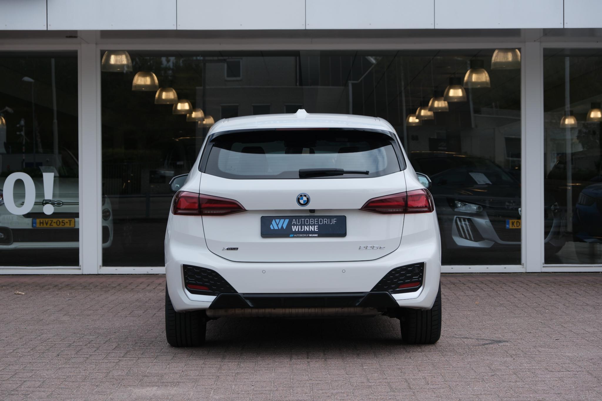 BMW 2 Serie Active Tourer 225e xDrive 245pk M Sport | Navi | App Connect | Climate | Camera | Stoelverwarming | Elektrische Achterklep | Alcantara afbeelding 5