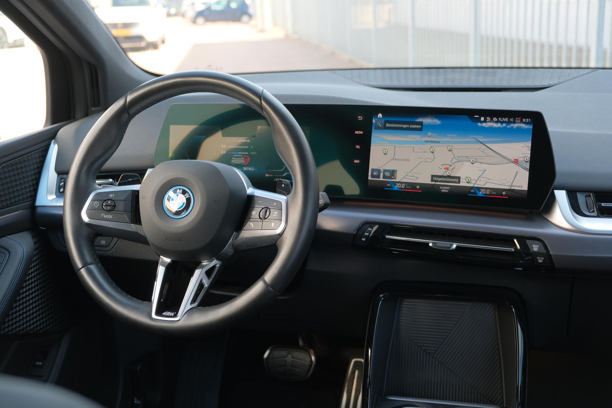 BMW 2 Serie Active Tourer 225e xDrive 245pk M Sport | Navi | App Connect | Climate | Camera | Stoelverwarming | Elektrische Achterklep | Alcantara afbeelding 7