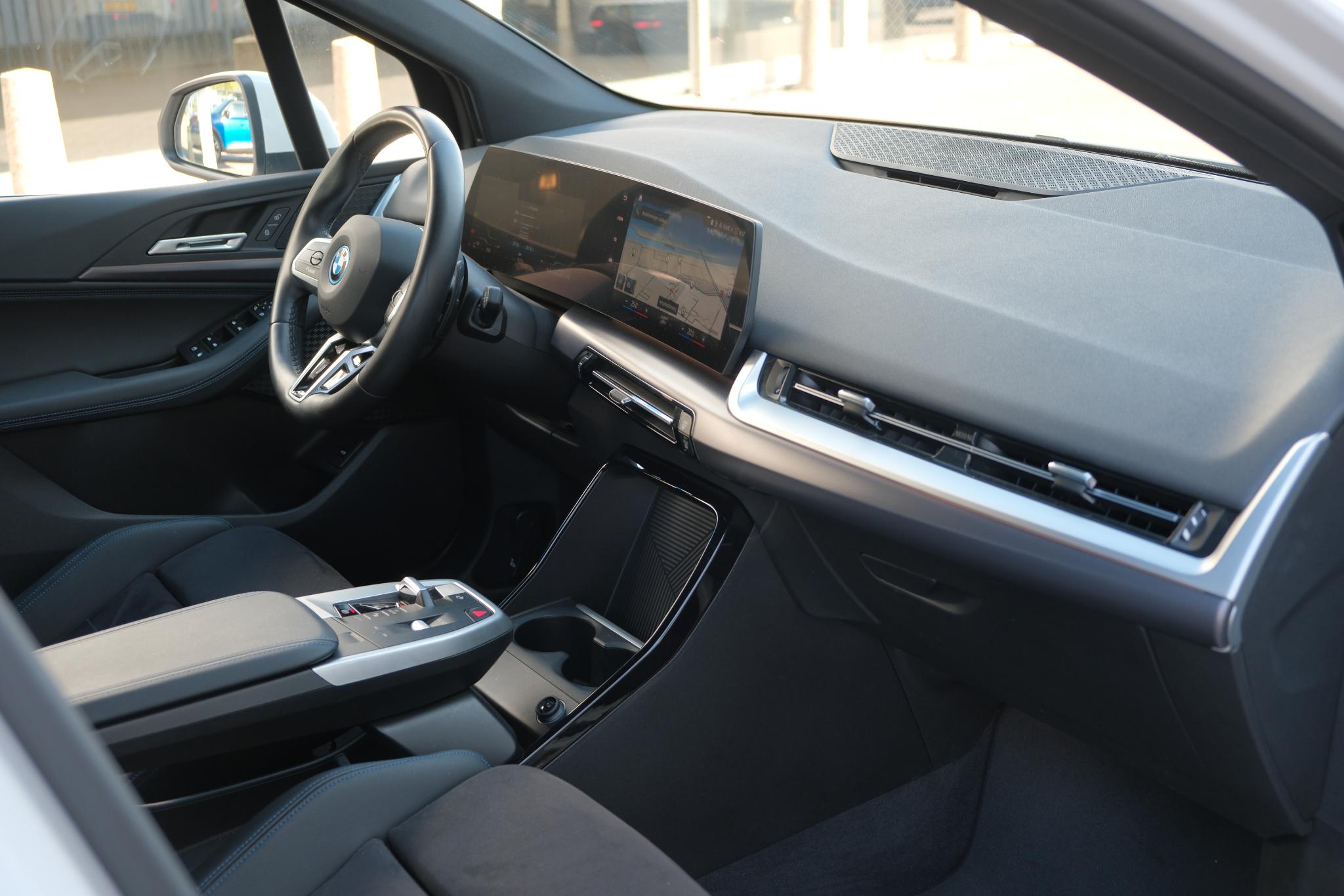 BMW 2 Serie Active Tourer 225e xDrive 245pk M Sport | Navi | App Connect | Climate | Camera | Stoelverwarming | Elektrische Achterklep | Alcantara afbeelding 9