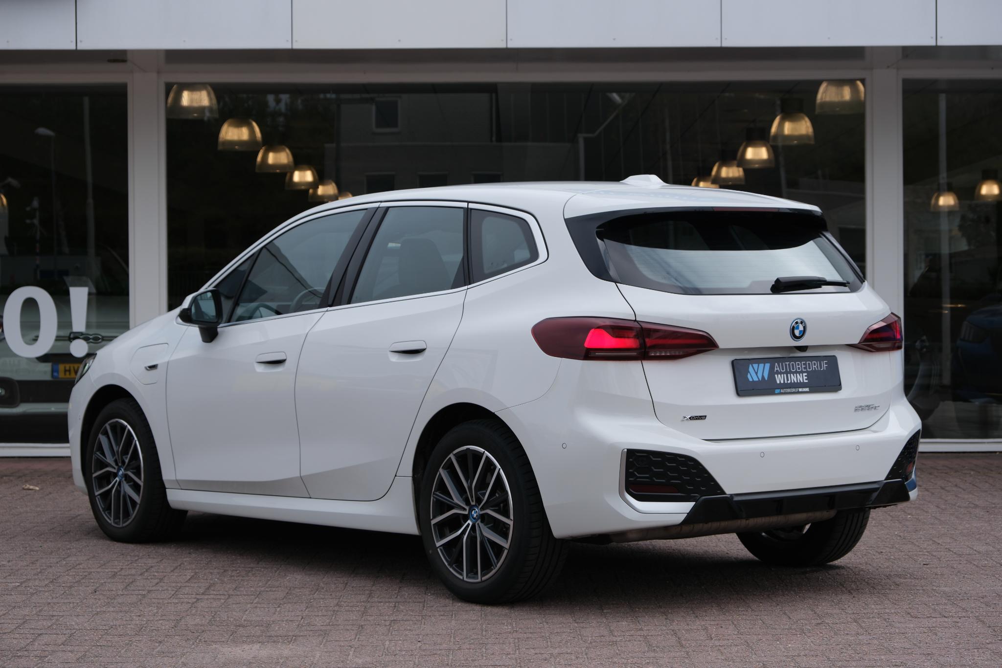 BMW 2 Serie Active Tourer 225e xDrive 245pk M Sport | Navi | App Connect | Climate | Camera | Stoelverwarming | Elektrische Achterklep | Alcantara afbeelding 24