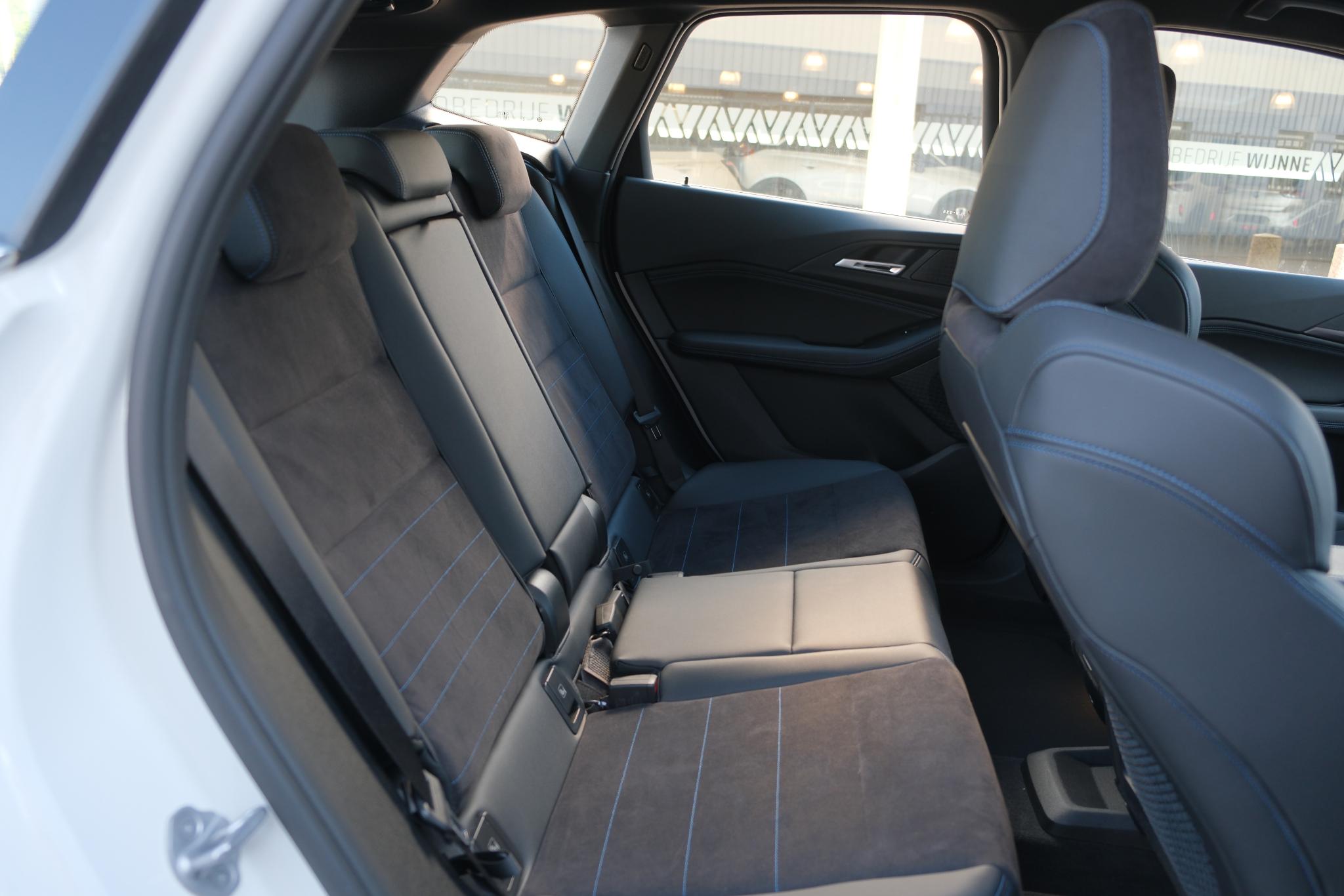 BMW 2 Serie Active Tourer 225e xDrive 245pk M Sport | Navi | App Connect | Climate | Camera | Stoelverwarming | Elektrische Achterklep | Alcantara afbeelding 10