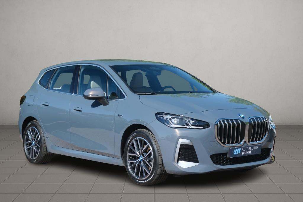 BMW 2 Serie Active Tourer 225e xDrive 245pk M Sport | Navi | App Connect | Climate | Camera | Stoelverwarming | Elektrische Achterklep | Leder afbeelding 1