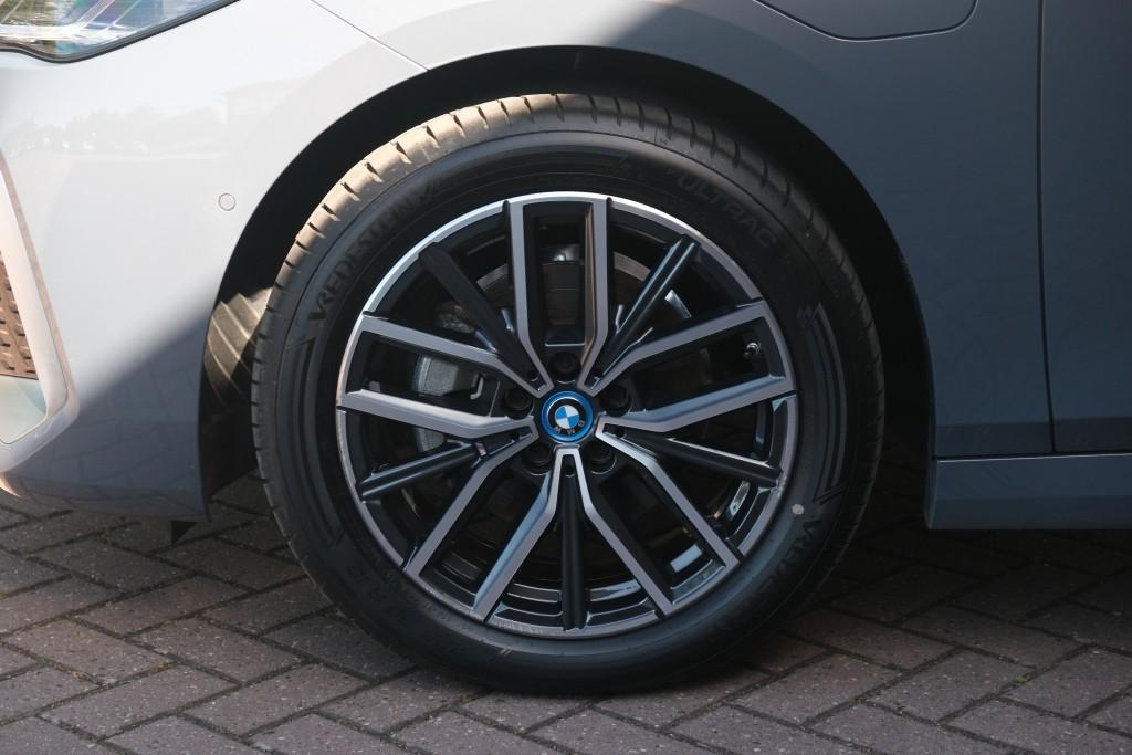 BMW 2 Serie Active Tourer 225e xDrive 245pk M Sport | Navi | App Connect | Climate | Camera | Stoelverwarming | Elektrische Achterklep | Leder afbeelding 26