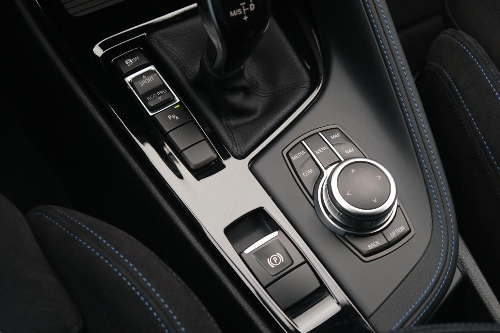 BMW X2 sDrive20i 192pk Aut. High Executive M Sport | Navi | App Connect | Climate | Camera | Alcantara | Elektrische Achterklep | Winter Pakket afbeelding 25