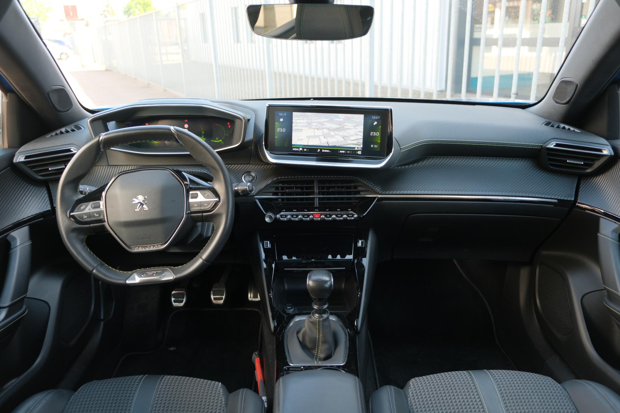 Peugeot 2008 1.2 PureTech GT-Line | Navi | Panoramadak | Camera | Cruise | 18" velgen afbeelding 2