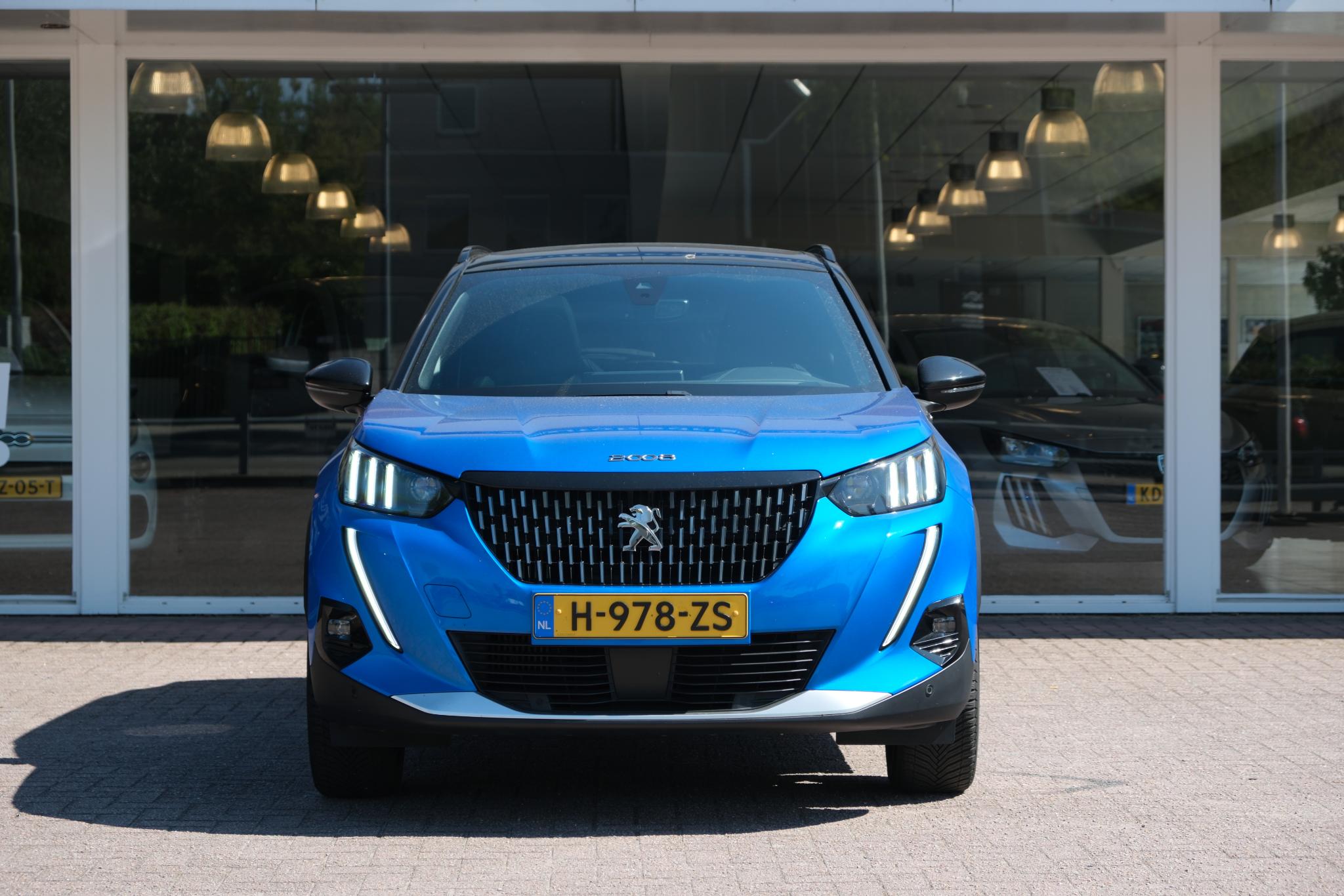 Peugeot 2008 1.2 PureTech GT-Line | Navi | Panoramadak | Camera | Cruise | 18" velgen afbeelding 3