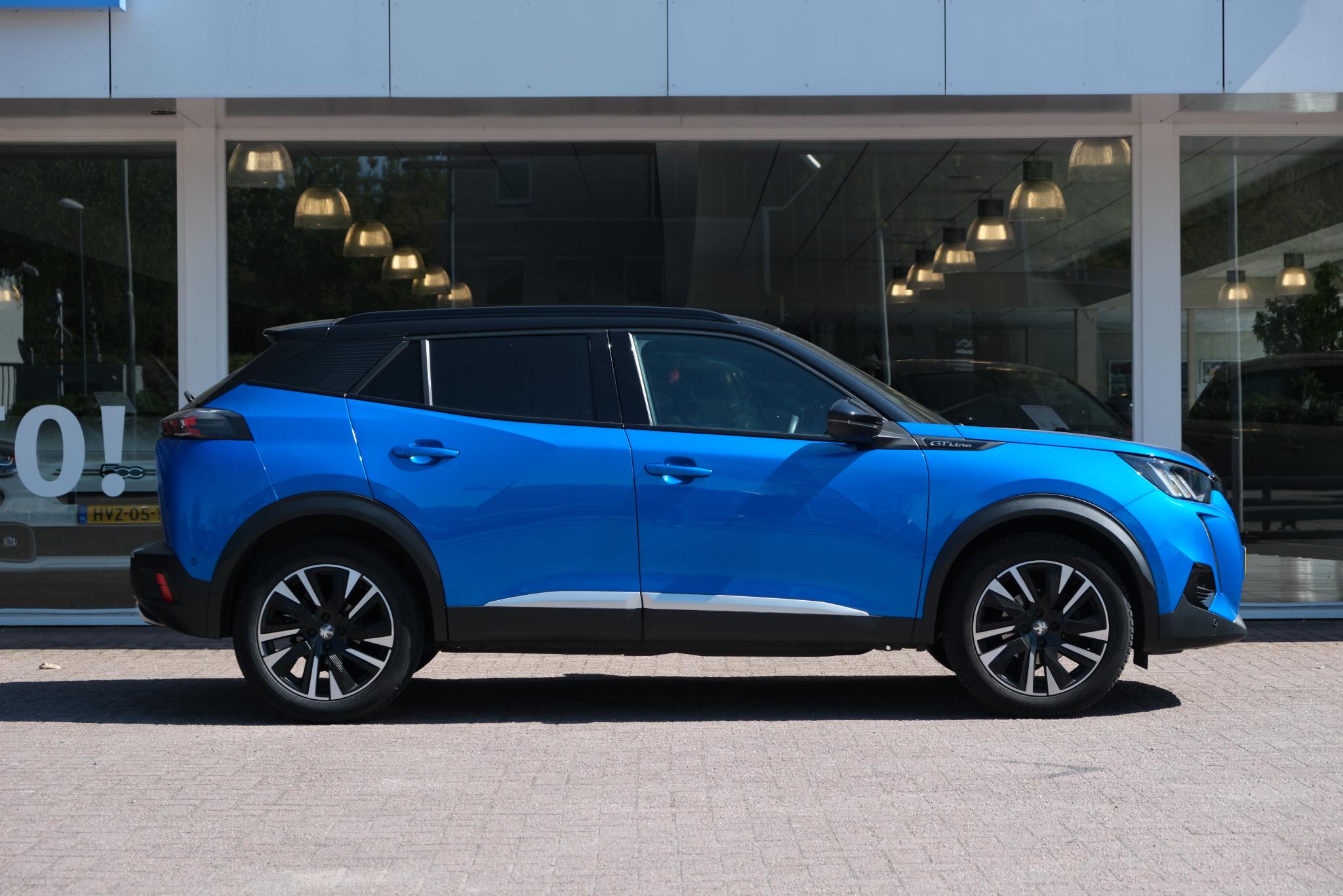 Peugeot 2008 1.2 PureTech GT-Line | Navi | Panoramadak | Camera | Cruise | 18" velgen afbeelding 4