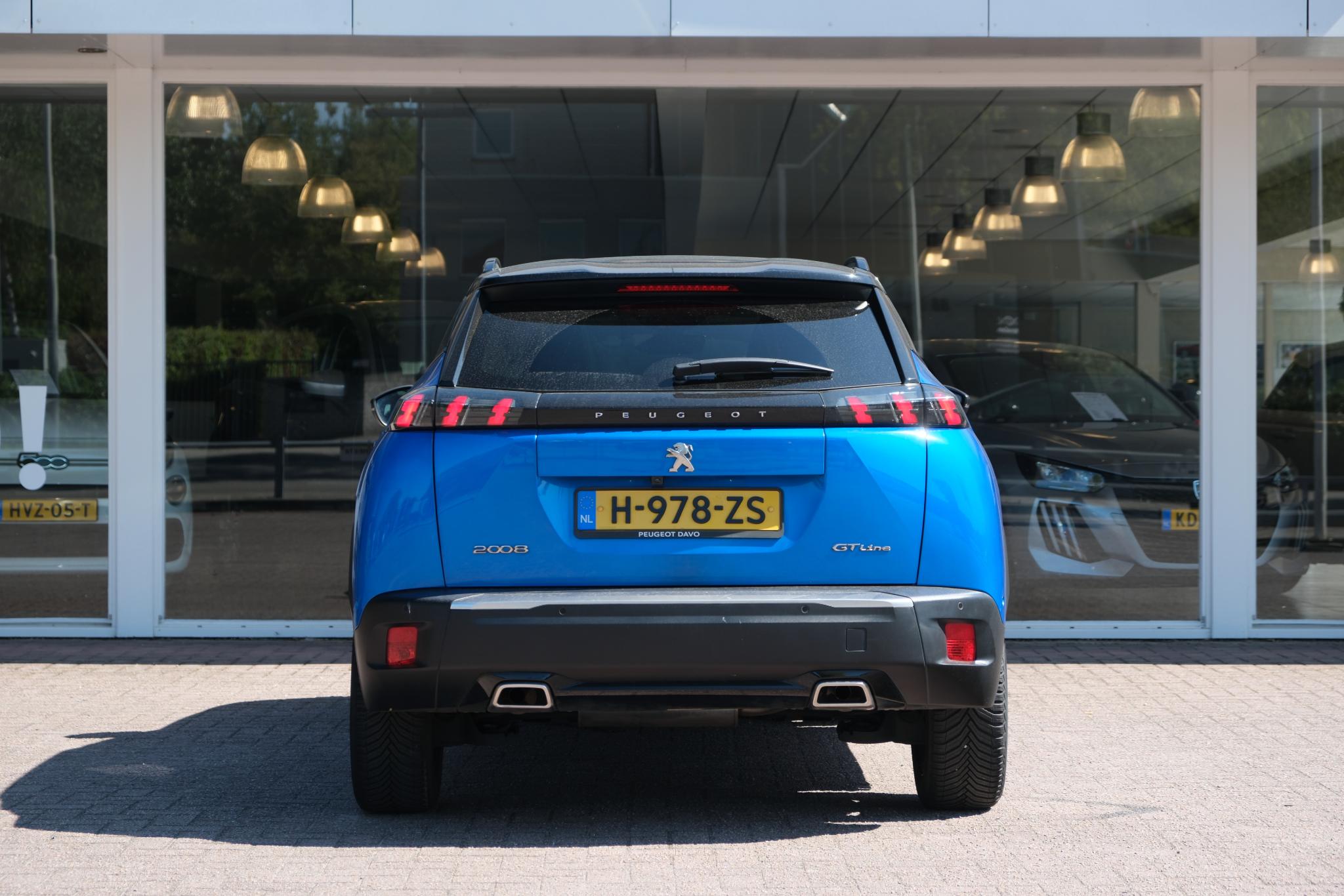 Peugeot 2008 1.2 PureTech GT-Line | Navi | Panoramadak | Camera | Cruise | 18" velgen afbeelding 5