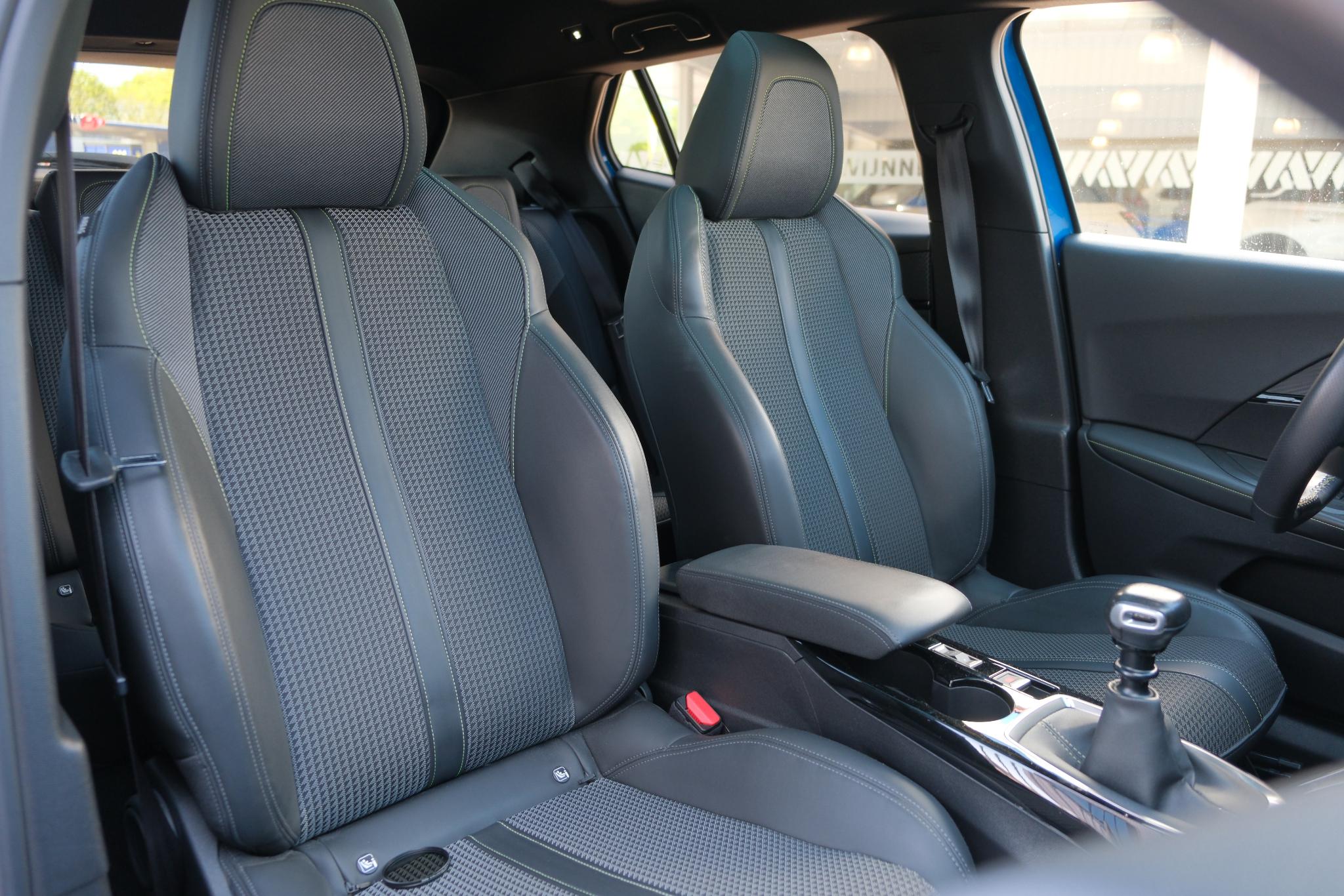 Peugeot 2008 1.2 PureTech GT-Line | Navi | Panoramadak | Camera | Cruise | 18" velgen afbeelding 8