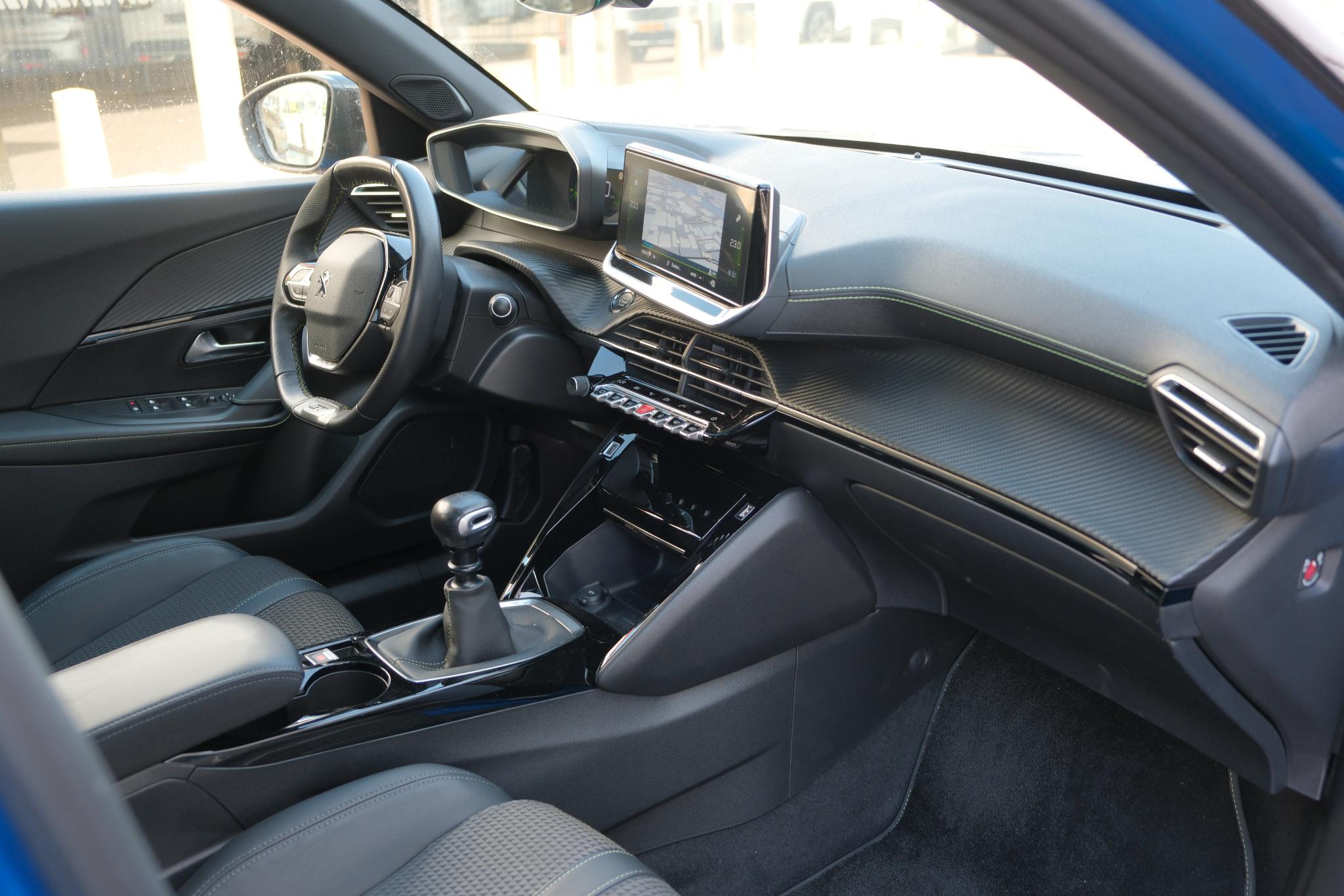 Peugeot 2008 1.2 PureTech GT-Line | Navi | Panoramadak | Camera | Cruise | 18" velgen afbeelding 9