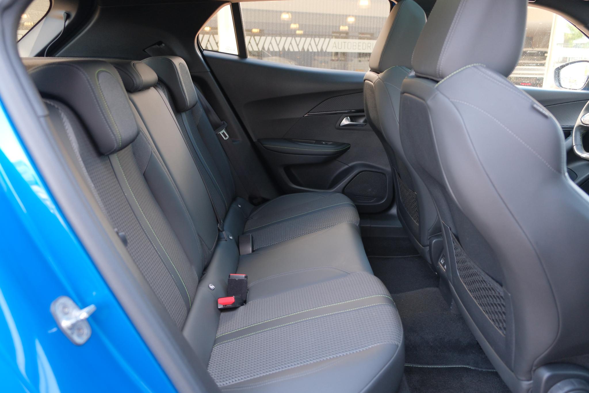 Peugeot 2008 1.2 PureTech GT-Line | Navi | Panoramadak | Camera | Cruise | 18" velgen afbeelding 10