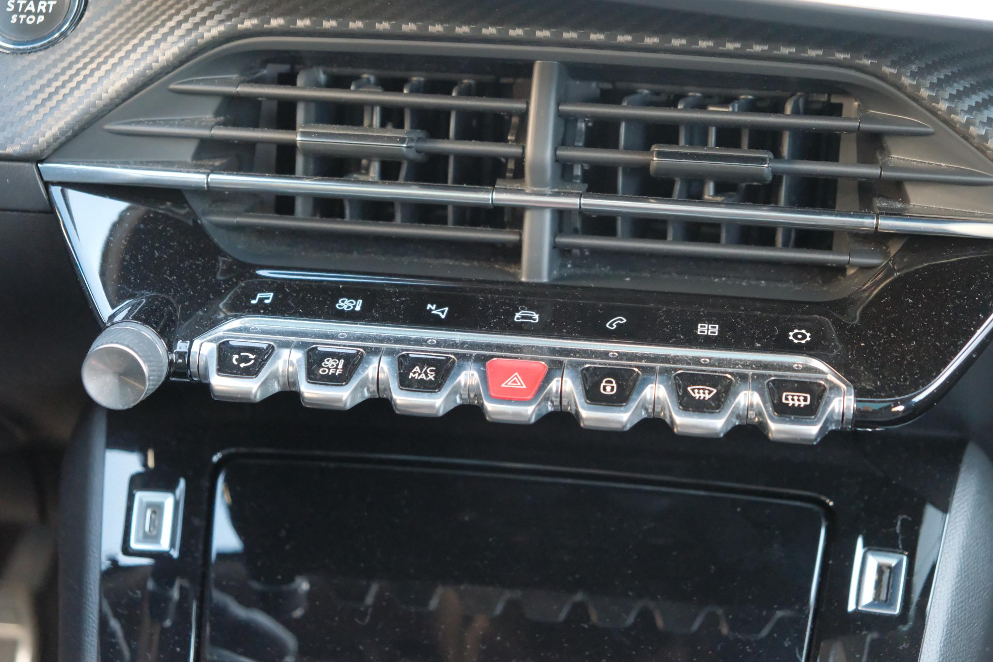 Peugeot 2008 1.2 PureTech GT-Line | Navi | Panoramadak | Camera | Cruise | 18" velgen afbeelding 12