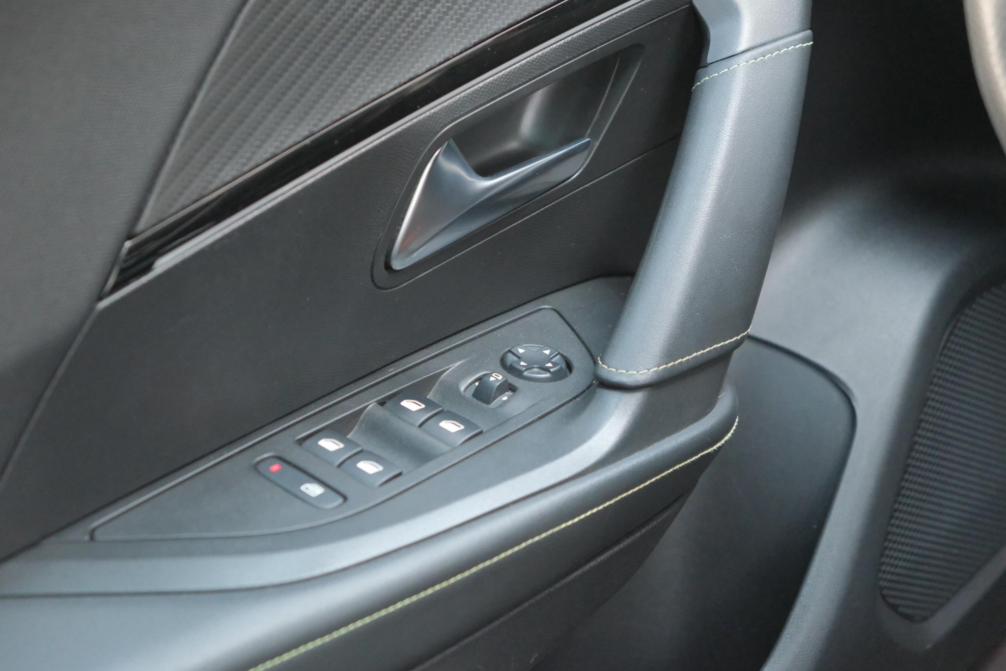 Peugeot 2008 1.2 PureTech GT-Line | Navi | Panoramadak | Camera | Cruise | 18" velgen afbeelding 14