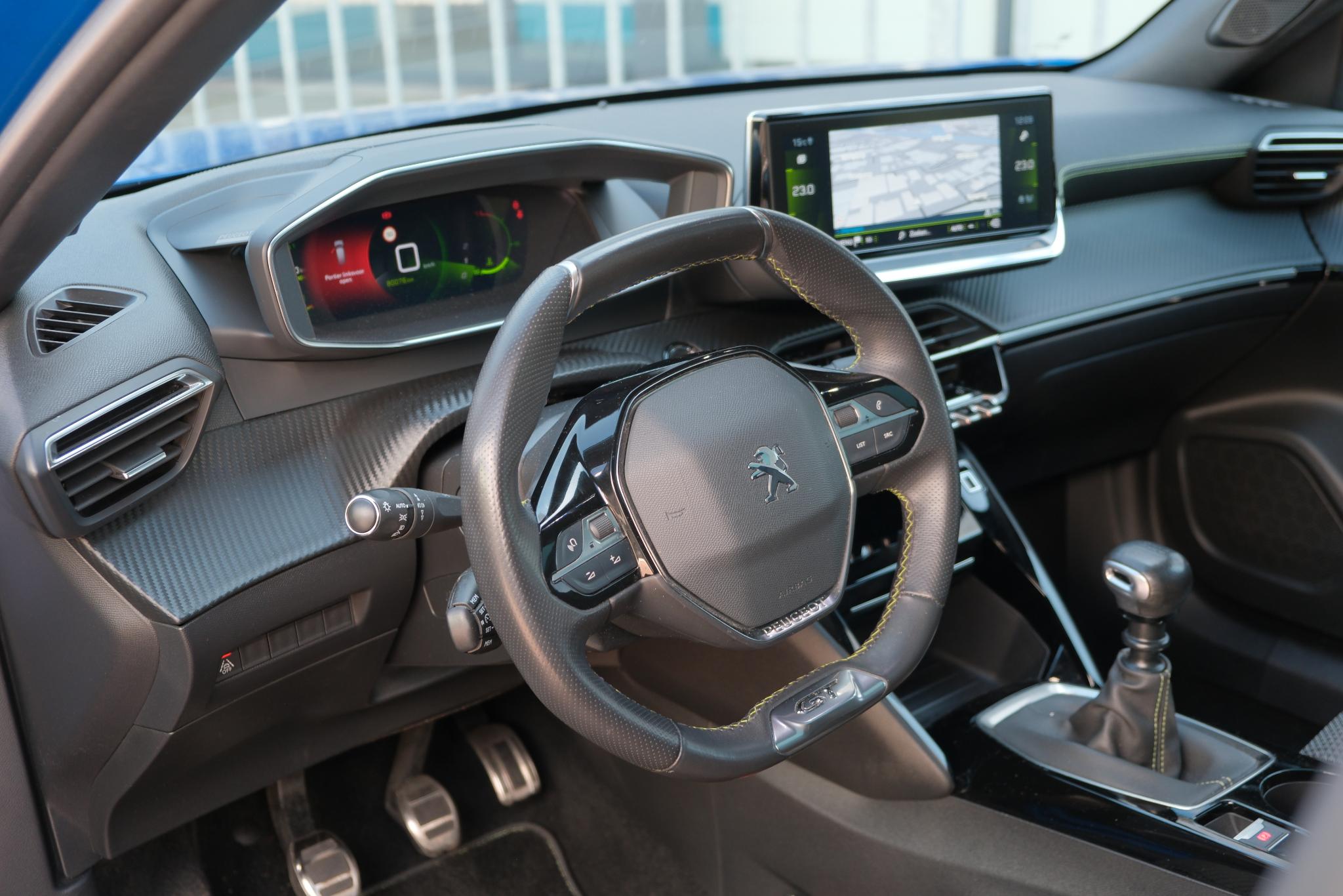 Peugeot 2008 1.2 PureTech GT-Line | Navi | Panoramadak | Camera | Cruise | 18" velgen afbeelding 15