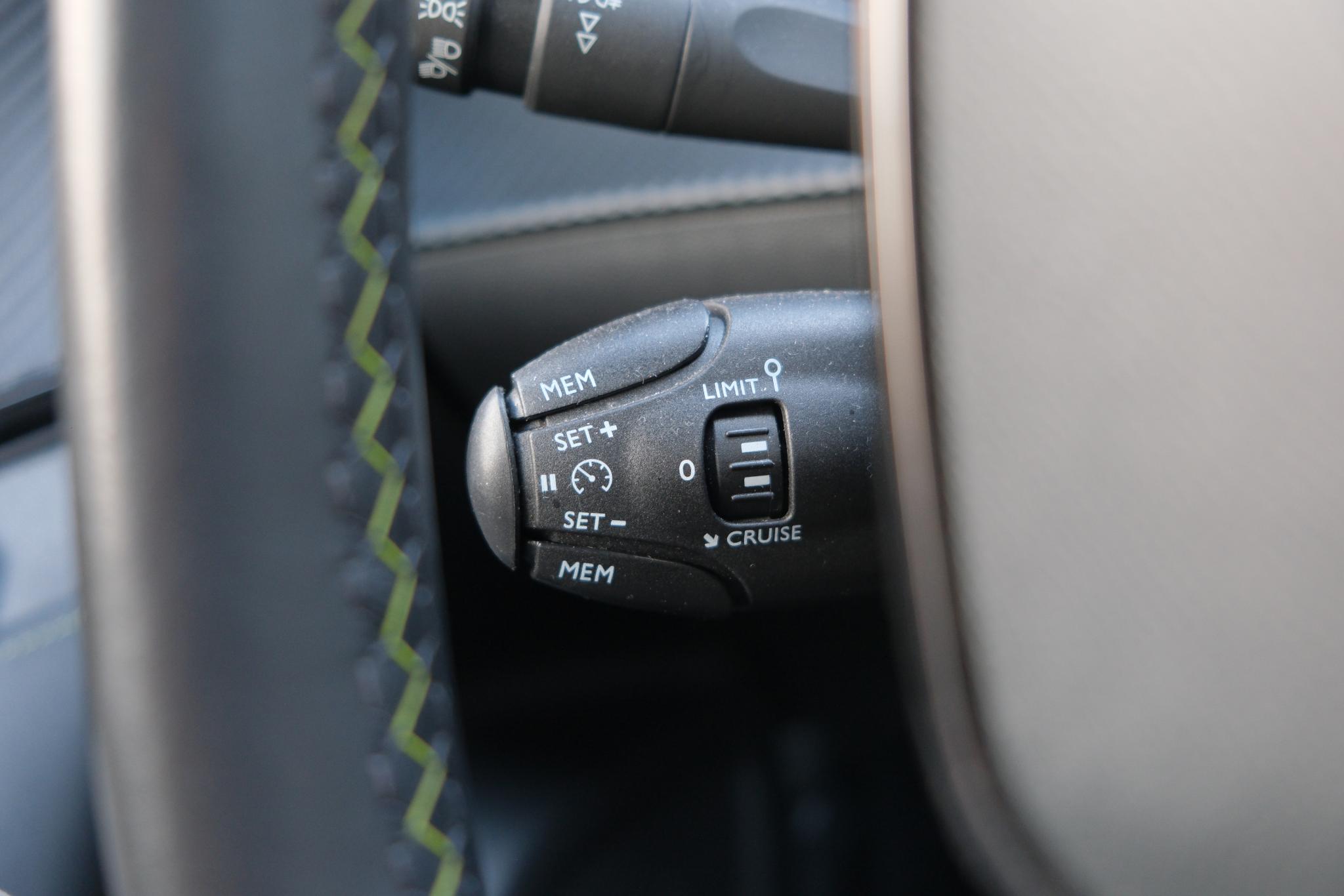 Peugeot 2008 1.2 PureTech GT-Line | Navi | Panoramadak | Camera | Cruise | 18" velgen afbeelding 16