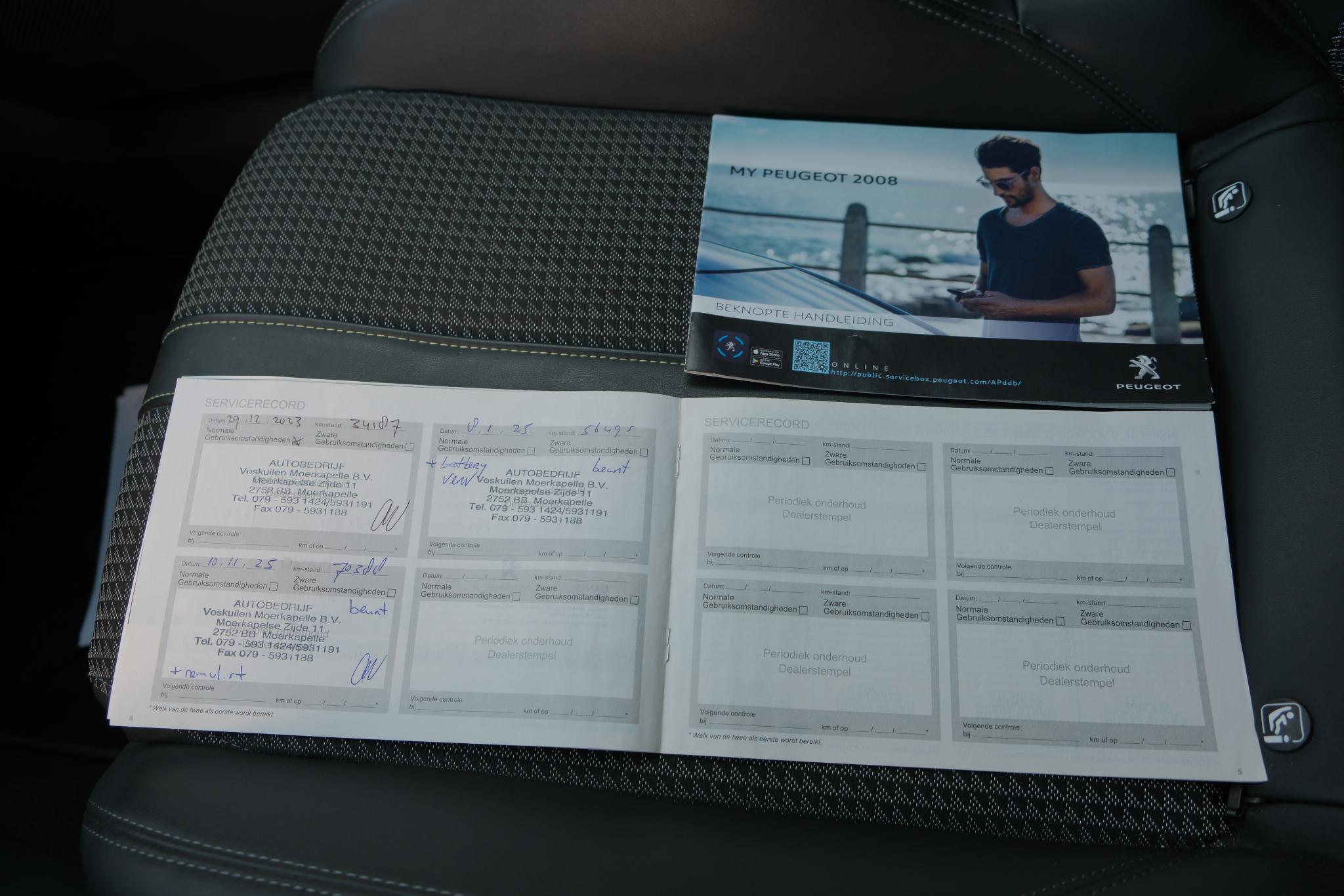 Peugeot 2008 1.2 PureTech GT-Line | Navi | Panoramadak | Camera | Cruise | 18" velgen afbeelding 22