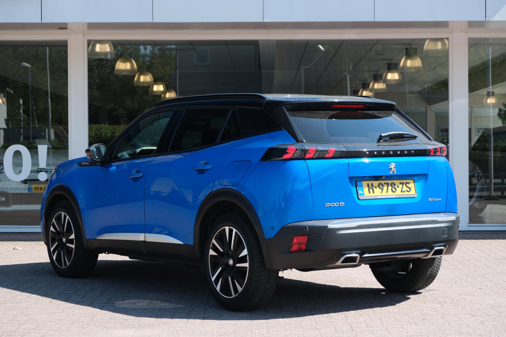 Peugeot 2008 1.2 PureTech GT-Line | Navi | Panoramadak | Camera | Cruise | 18" velgen afbeelding 26