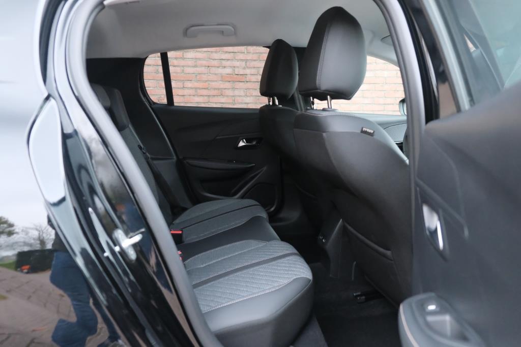 Peugeot 208 1.2 PureTech 100pk Allure | Navi | App Connect | Climate | Cruise | Camera | Dodehoek | PDC afbeelding 3