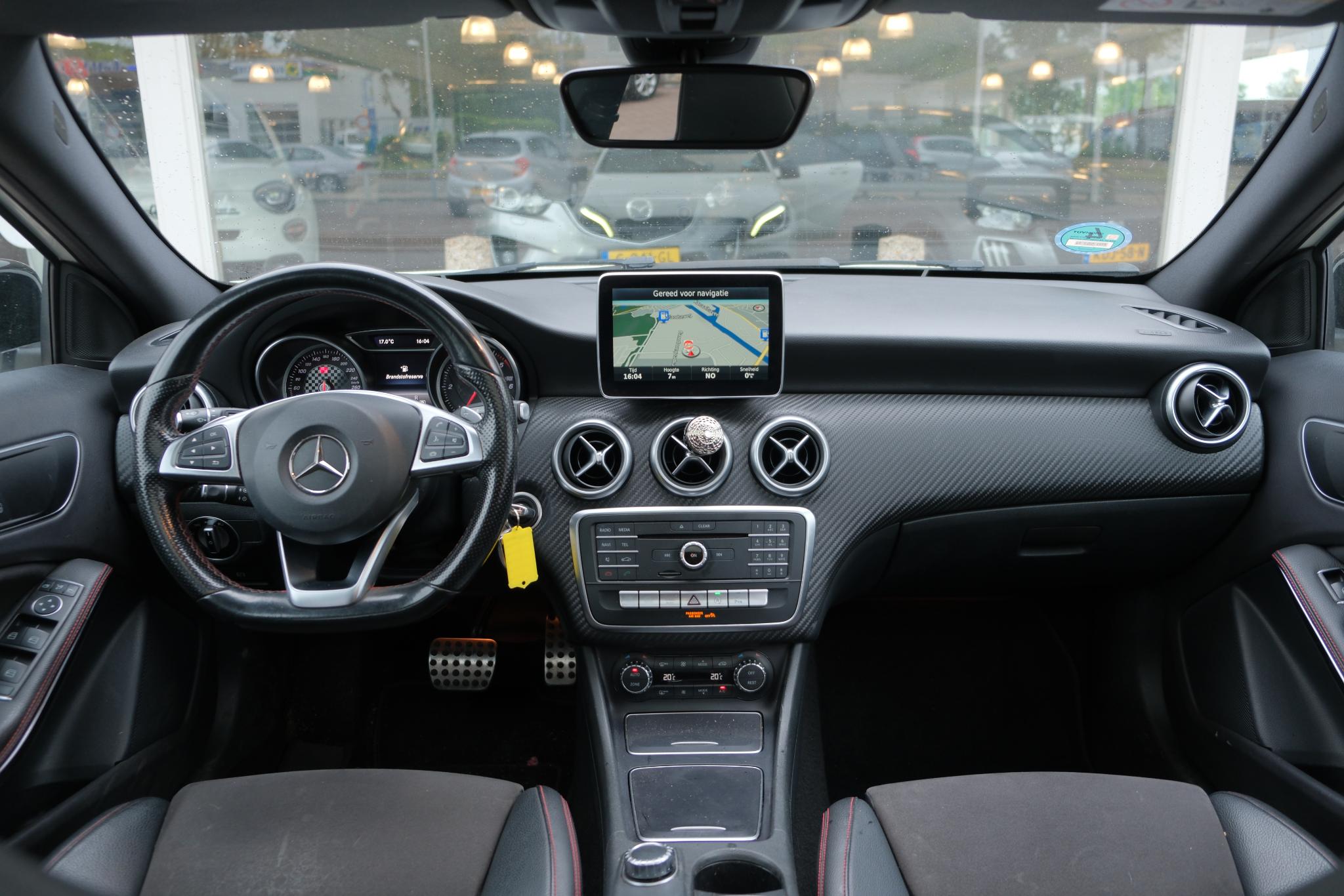 Mercedes-Benz A-Klasse 200 d 136pk Aut. AMG-Line | Navi | Panoramadak | Camera | Cruise | Climate | PDC afbeelding 2