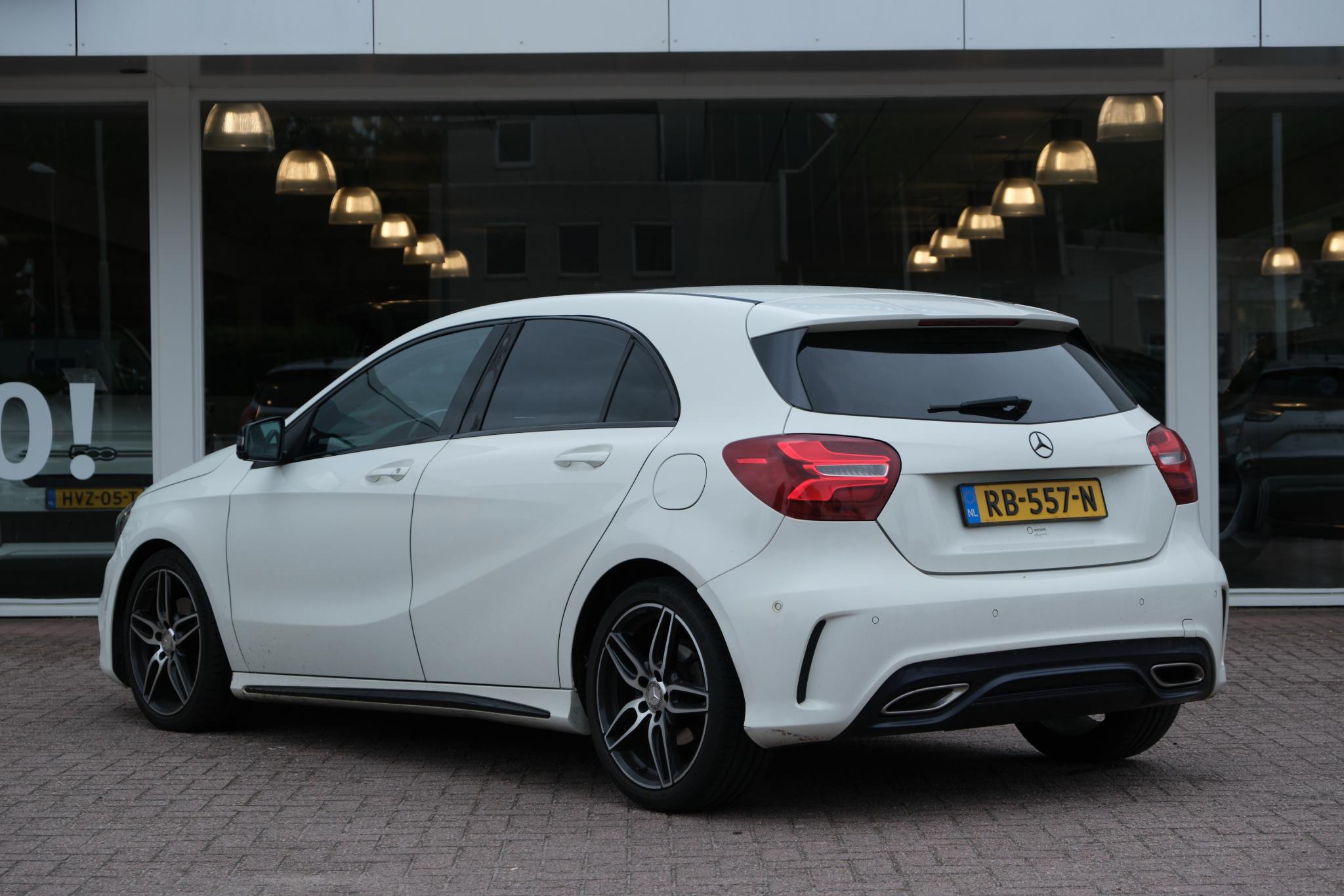 Mercedes-Benz A-Klasse 200 d 136pk Aut. AMG-Line | Navi | Panoramadak | Camera | Cruise | Climate | PDC afbeelding 4